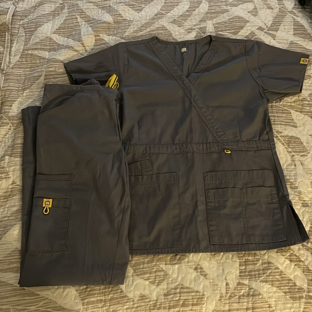 Women figs uniform, color gray and yellow, size XS, excellent condition.